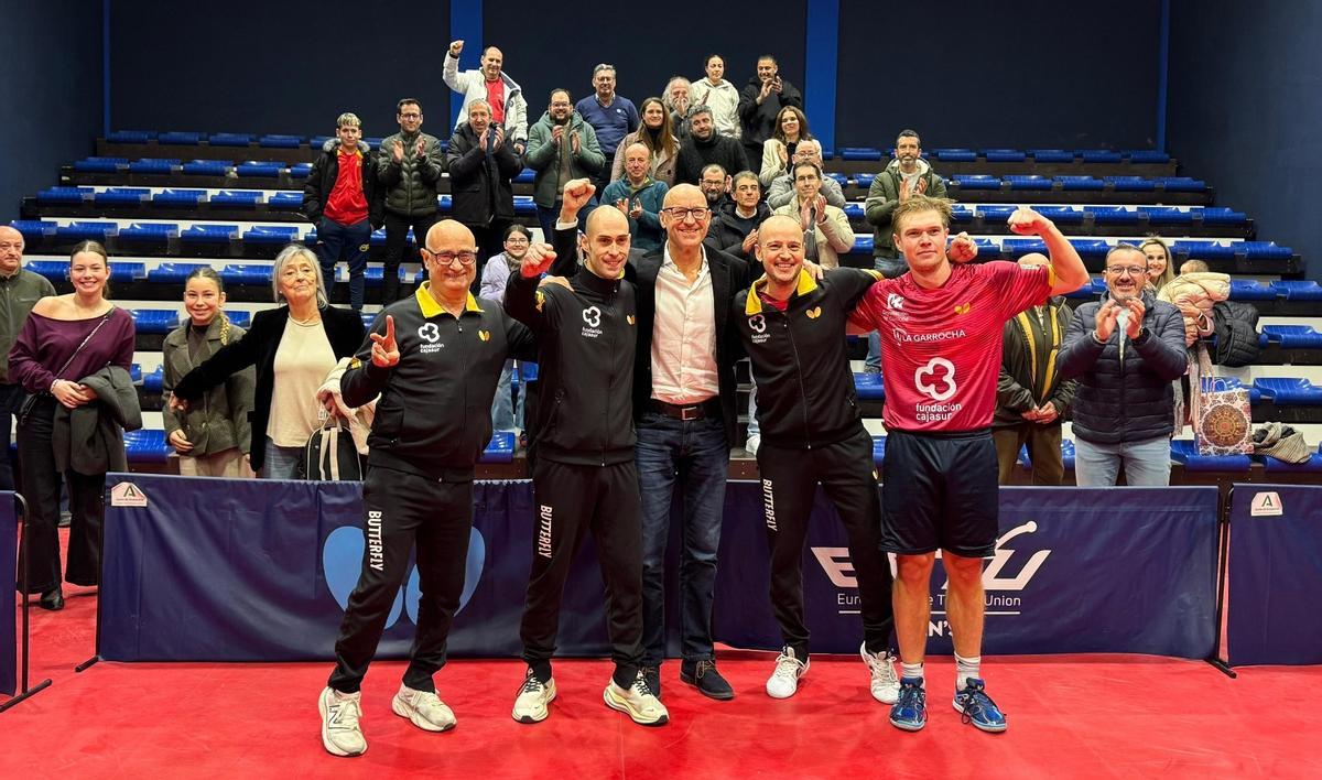 El conjunto prieguense celebra su pase a los cuartos de la Copa de Europa.