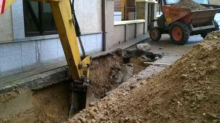 Obras para arreglar el reventón de la red de agua.