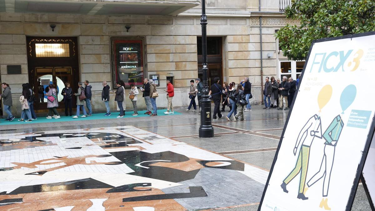 Colas para entrar en el teatro Jovellanos en la presente edición.