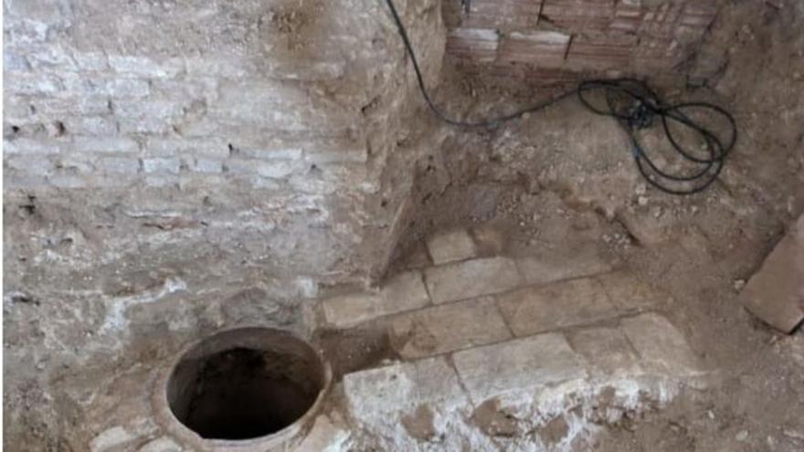 Restos de pavimento de ladrillo y el pozo encontrados durante la excavación.  | SERVICIO ESPECIAL