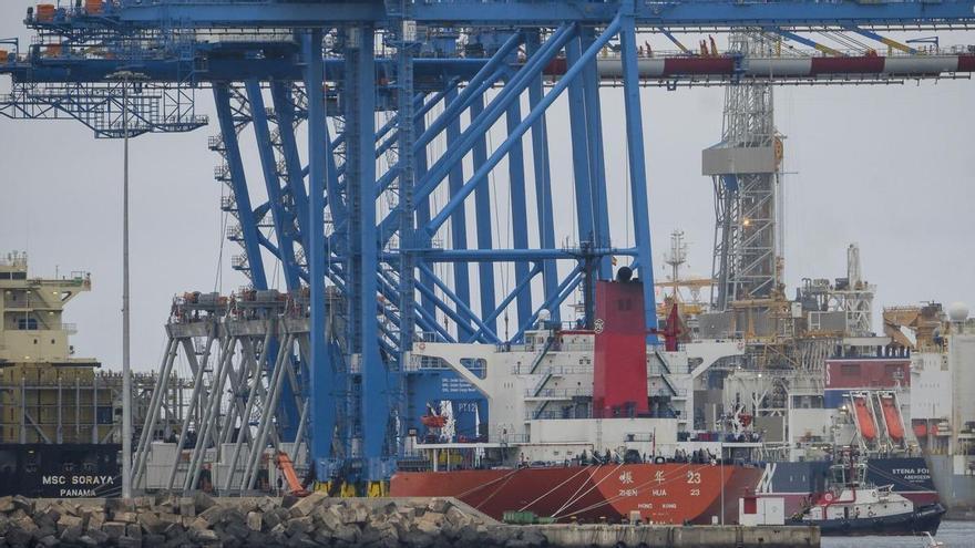 El Puerto de Las Palmas prepara el muelle Cristóbal Colón para las grúas gigantes