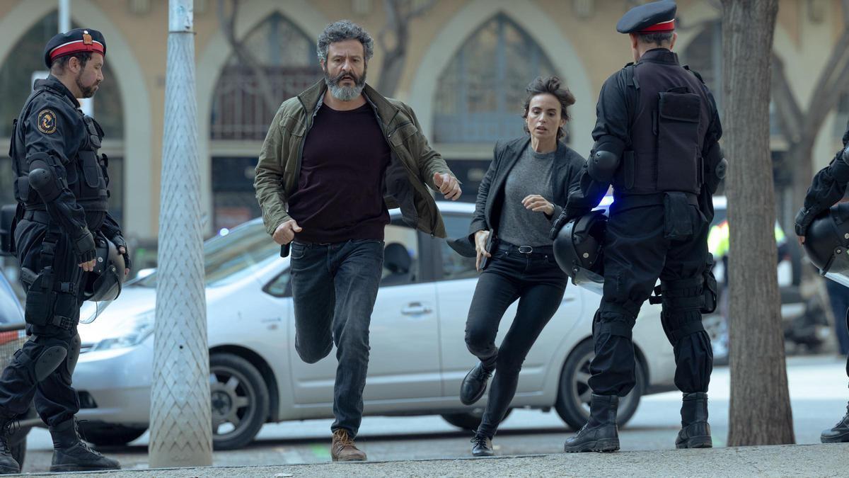 Isak Férriz y Verónica Echegui, en la serie 'Ciudad de sombras'.