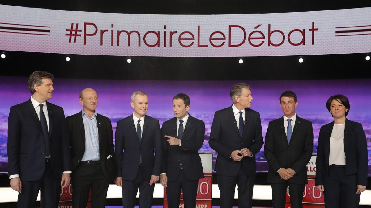 Los 7 candidatos de las primarias socialistas francesas. De izquierda a derecha, Arnaud Montebourg, Jean-Luc Bennahmias, François de Rugy, Benoit Hamon, Vincent Peillon, Manuel Valls y Sylvia Pinel.