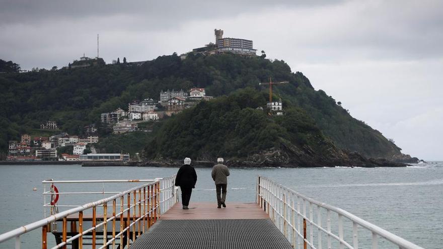 Dos personas pasean en San Sebastián.