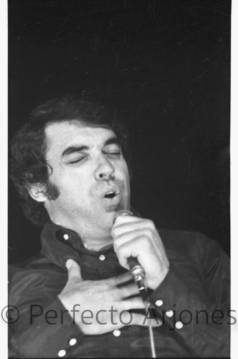 ALBERTO CORTEZ, ACTUANDO EN EL XIV FESTIVAL DE BENIDORM. JULIO 1972.