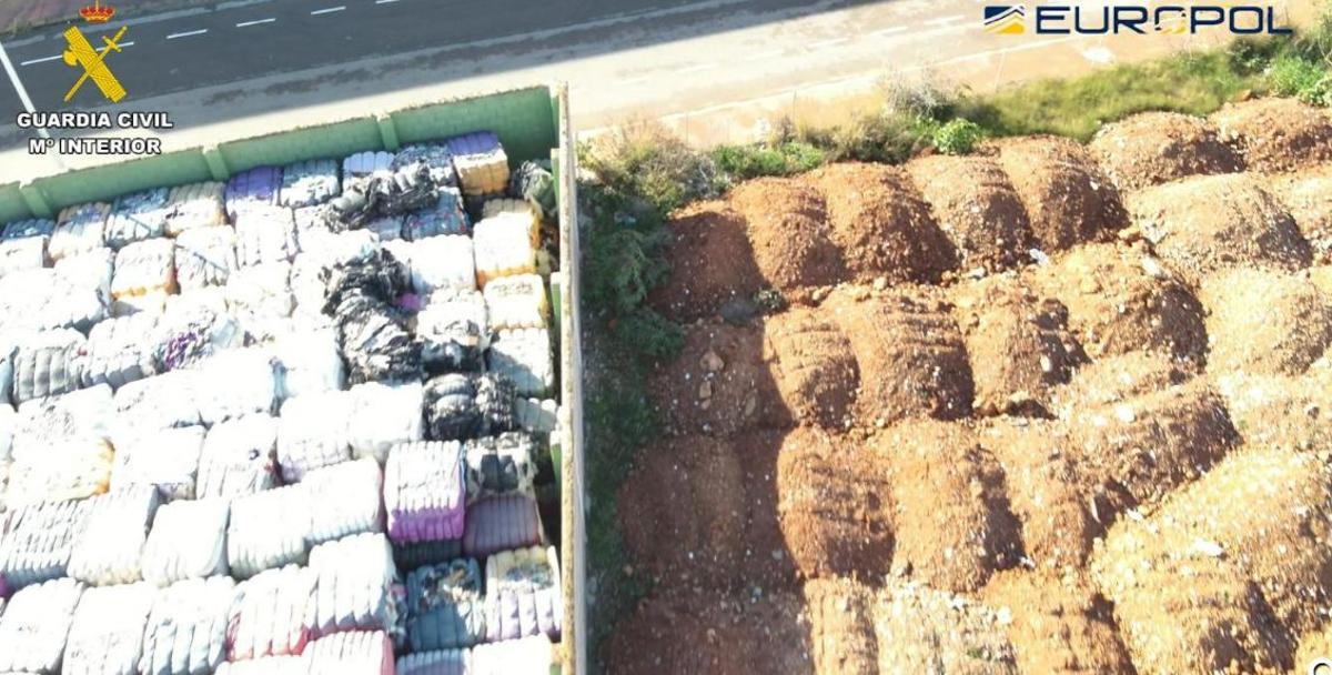 Almacenamiento temporal de residuos descubierto por la Guardia Civil en Tarragona en una operación contra el tráfico ilegal de residuos.