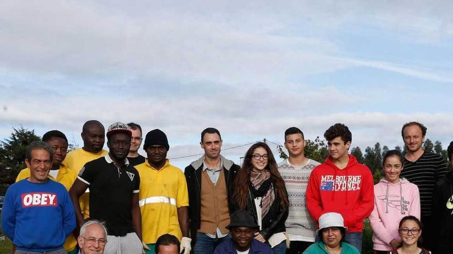 Alumnos del IES, ayer, con usuarios de la bioescuela.