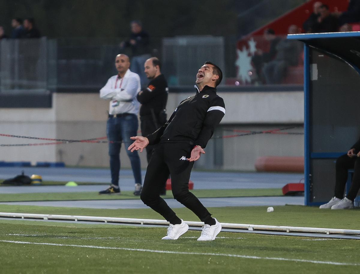 Rubén Torrecilla no se cree lo que está viendo desde su banquillo en el Olímpic Camilo Cano.