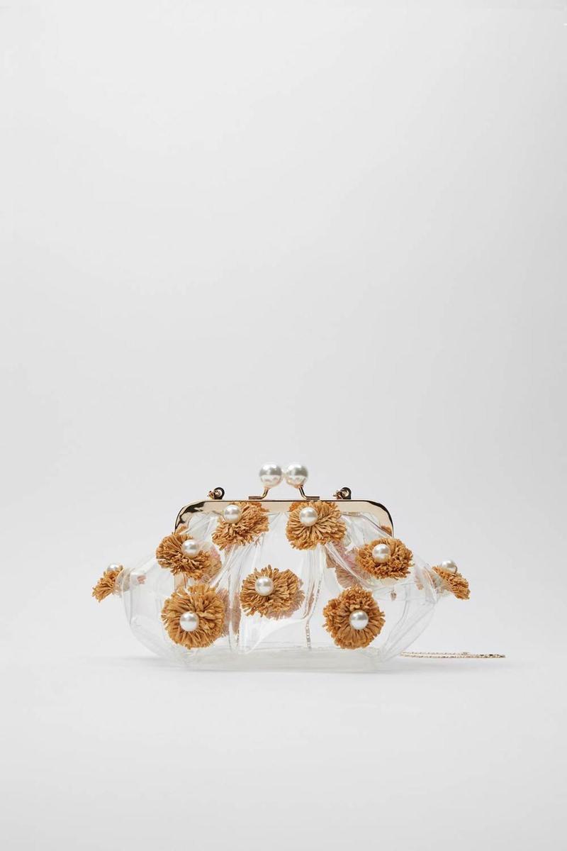 Bolso con cierre de perlas de Zara. (Precio: 29,95 euros)