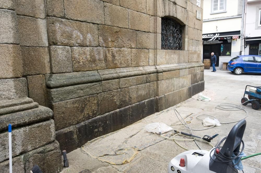 El inmueble de la familia Franco, catalogado con la máxima protección monumental, apareción con pintadas el pasado 20N. Operarios comenzaron a limpiarlo con agua y arena a presión sin autorización.