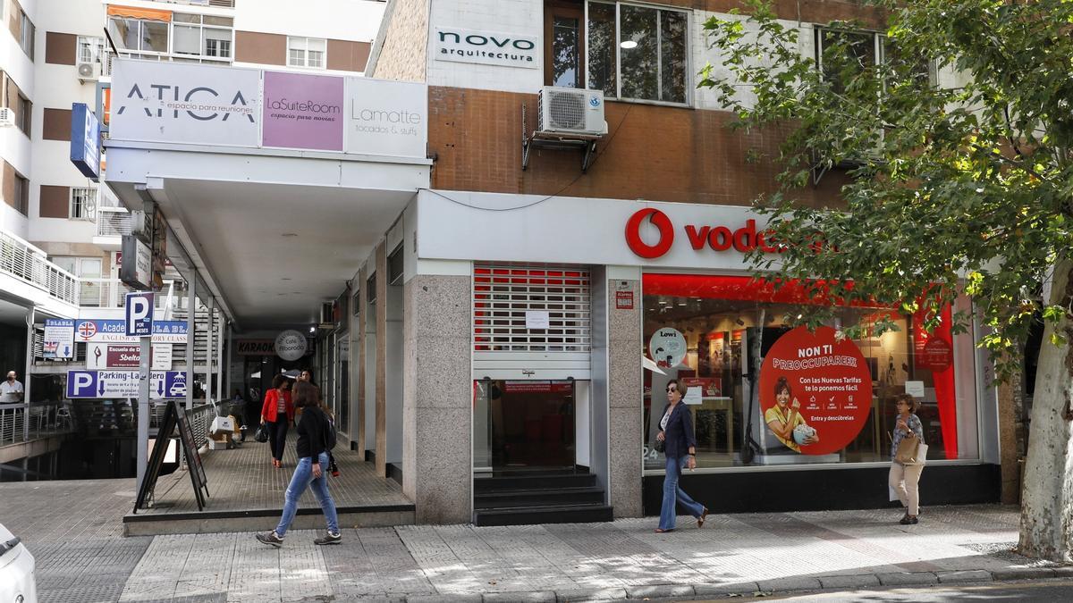 Imagen de la tienda de Vodafone en la avenida Virgen de la Montaña.