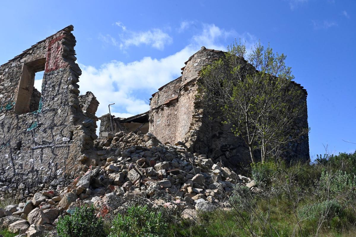 Una part del mas i la part alta de l'absis de l'eglésia s'han enfonsat.