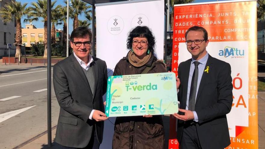 L&#039;alcalde de Martorell, Xavier Fonollosa, i el director general de l´Associació de municipis per la Mobilitat i el Transport Urbà (AMTU), Joan Prat, amb Mònica López, veïna de Martorell, que aquest dimarts ha rebut la primera T-Verda del Baix LLobregat