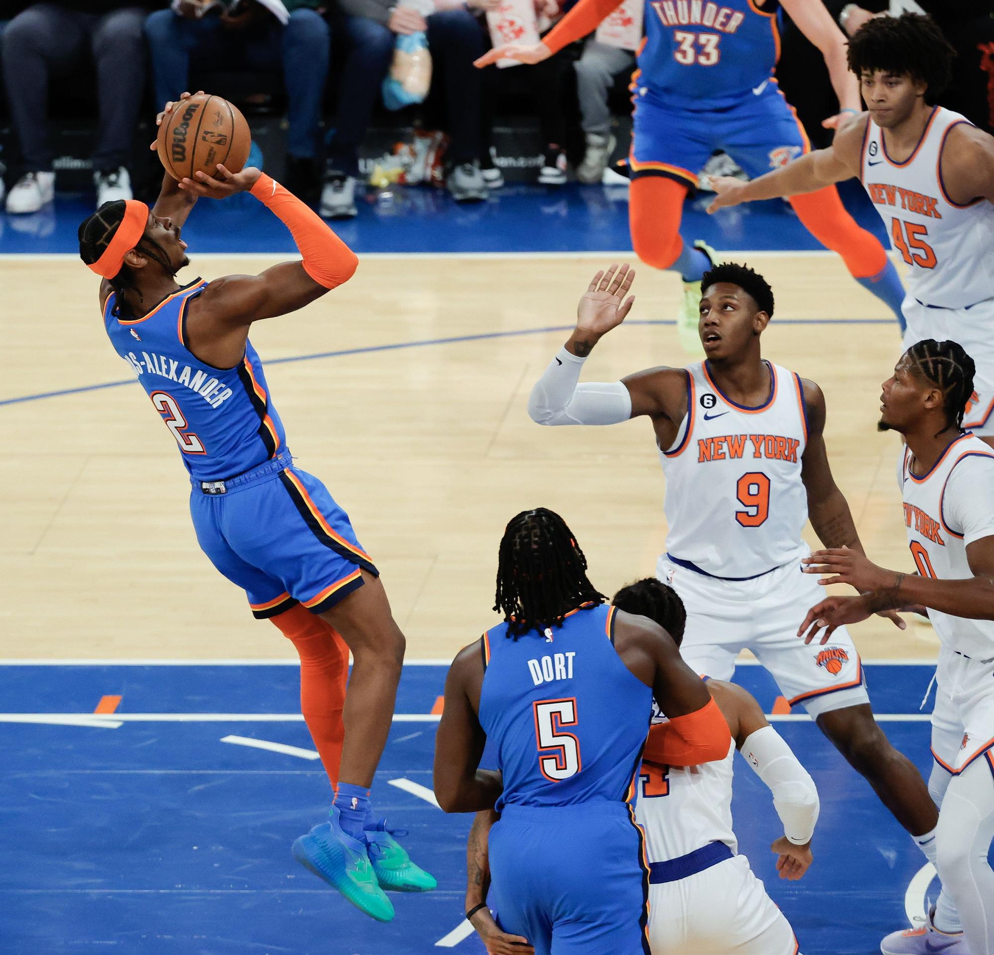 Shai Gilgeous-Alexander haciendo un fade away en el Oklahoma City Thunder vs New York Knicks