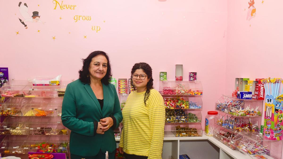 La propietaria de la tienda de gominolas, María Jesús Rodríguez, junto a Hilda Imán, la actual encargada.