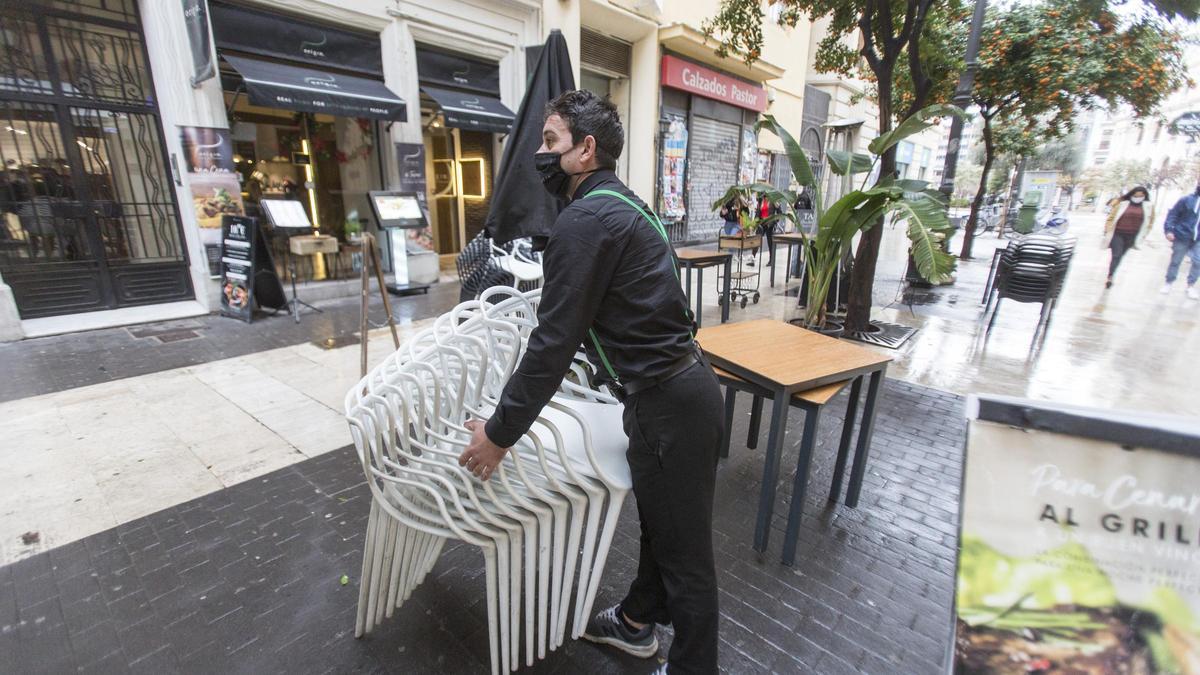 Sanciones en la Comunitat Valenciana: casi 3.500 multas por incumplir las restricciones. En la imagen, foto de archivo recogiendo una terraza.