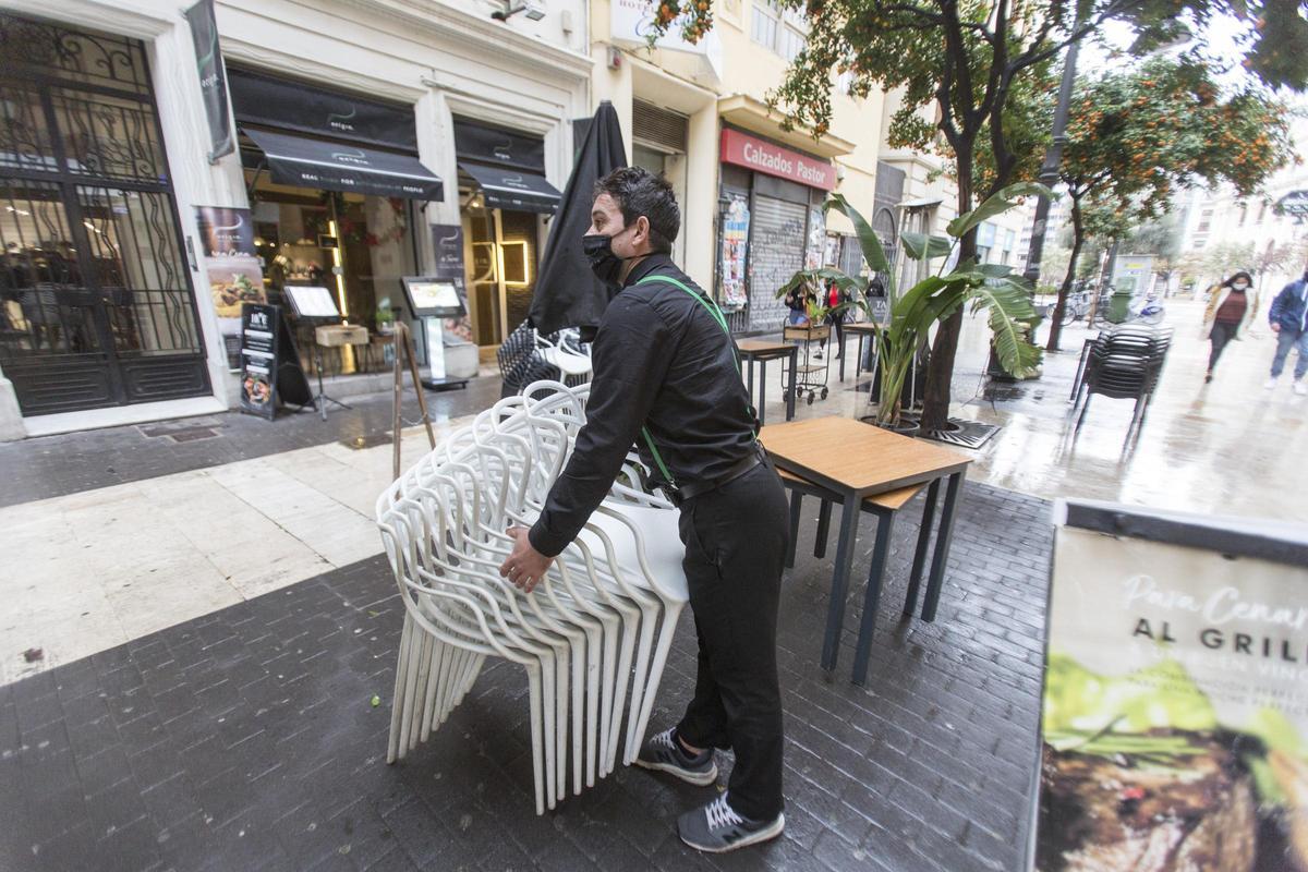 Sanciones en la Comunitat Valenciana: casi 3.500 multas por incumplir las restricciones. En la imagen, foto de archivo recogiendo una terraza.