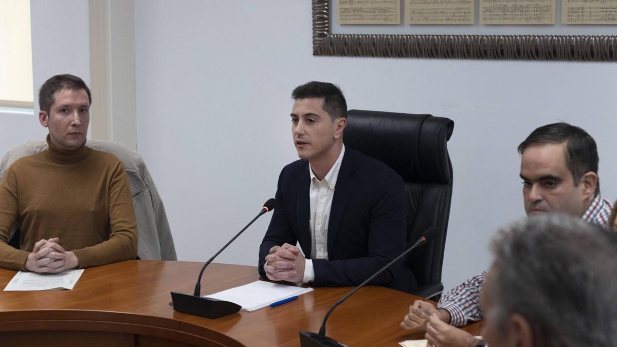 El alcalde Sergio Vilar durante la moción de censura en Montserrat que puso fin a los 20 años de mandato del PSPV.