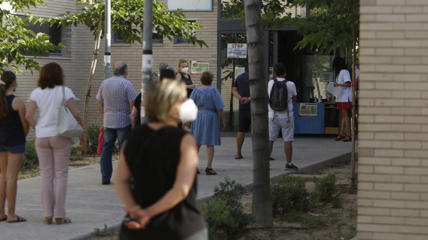Pacientes esperando para poder acceder al centro de salud de Cabo Huertas de Alicante.