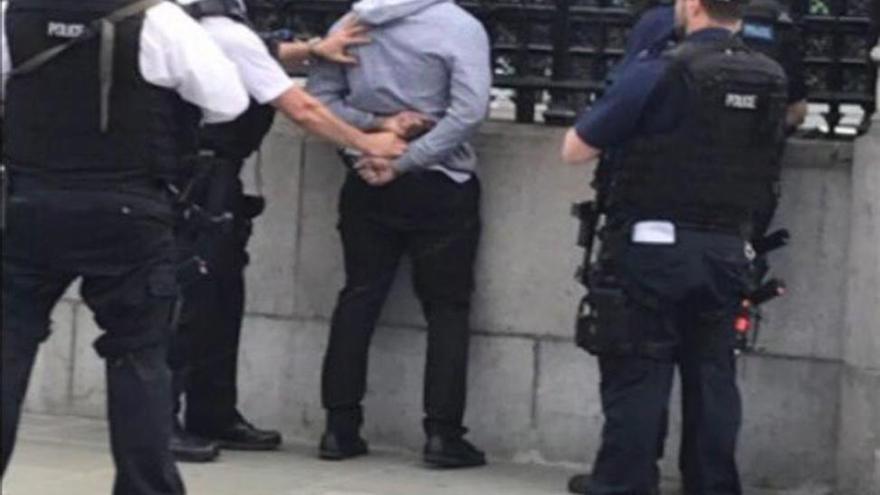 Detenido un hombre armado con un cuchillo ante el Parlamento británico