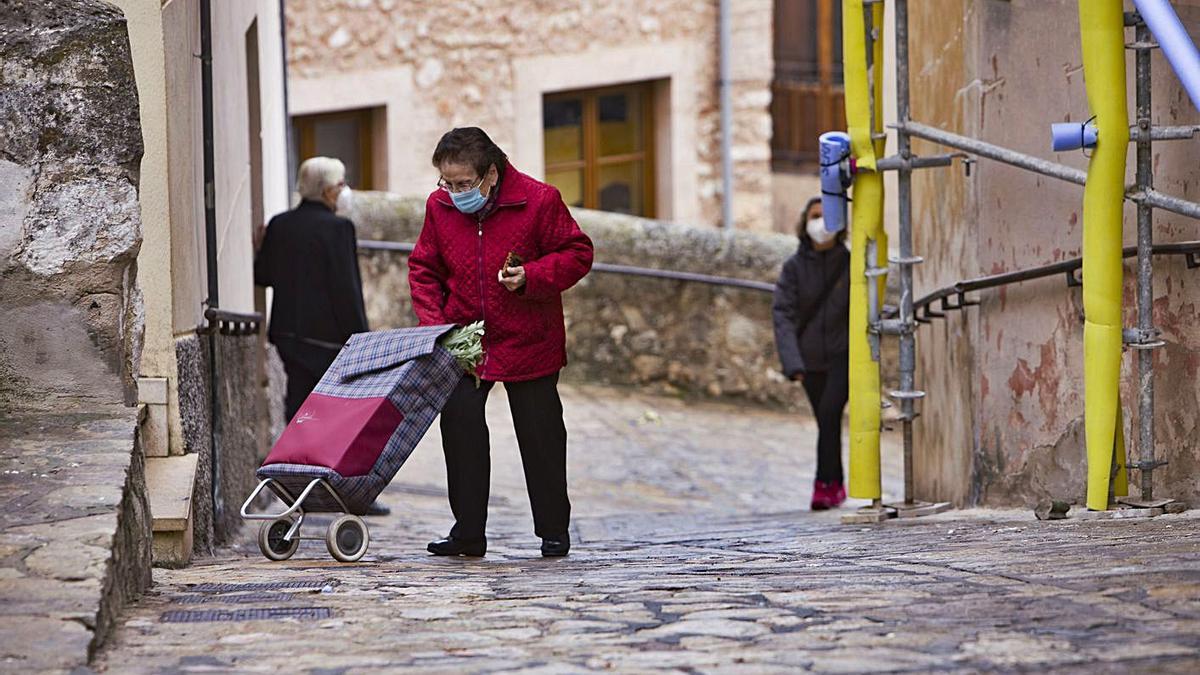 Una vecina de Bocairent sube por una calle del casco antiguo de la población, el pasado viernes | PERALES IBORRA