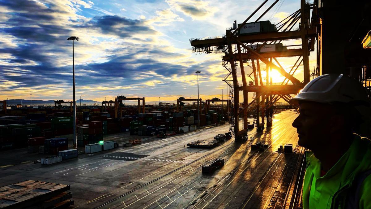 Amanecer en una terminal de contenedores del puerto de València.