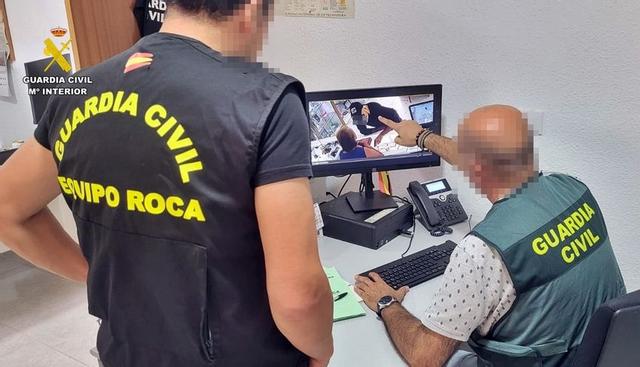 Agentes de la Guardia Civil investigando la sustracción.