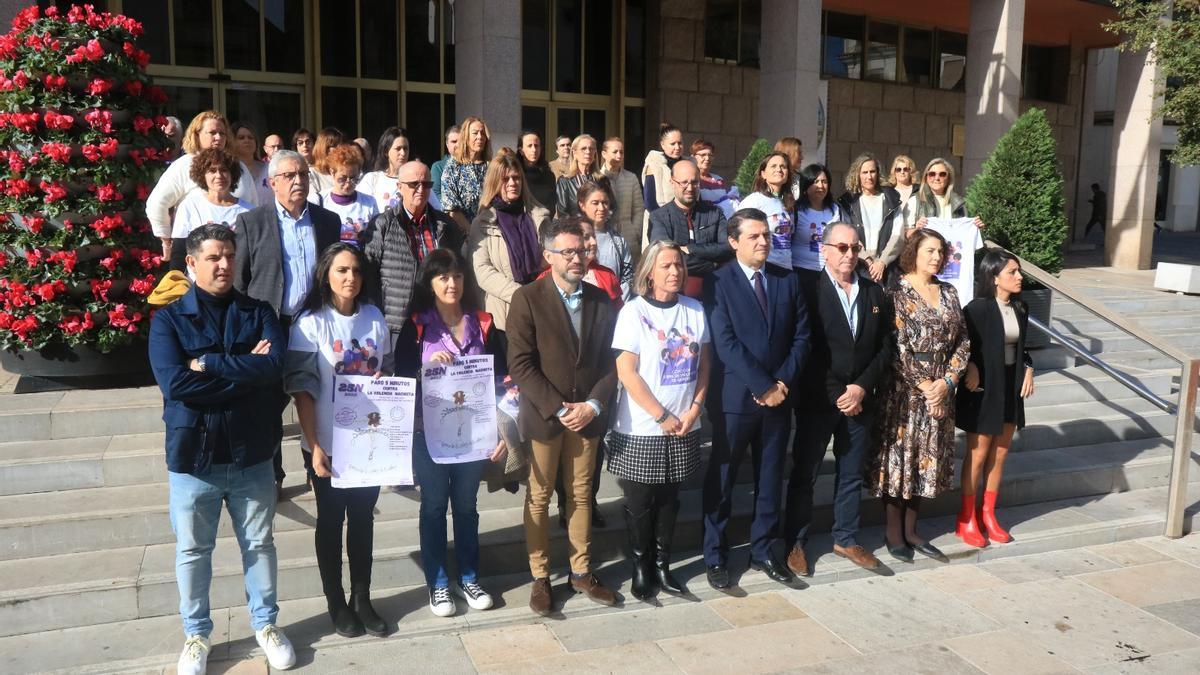 Concejales del Ayuntamiento de Córdoba en la concentración contra la violencia machista.