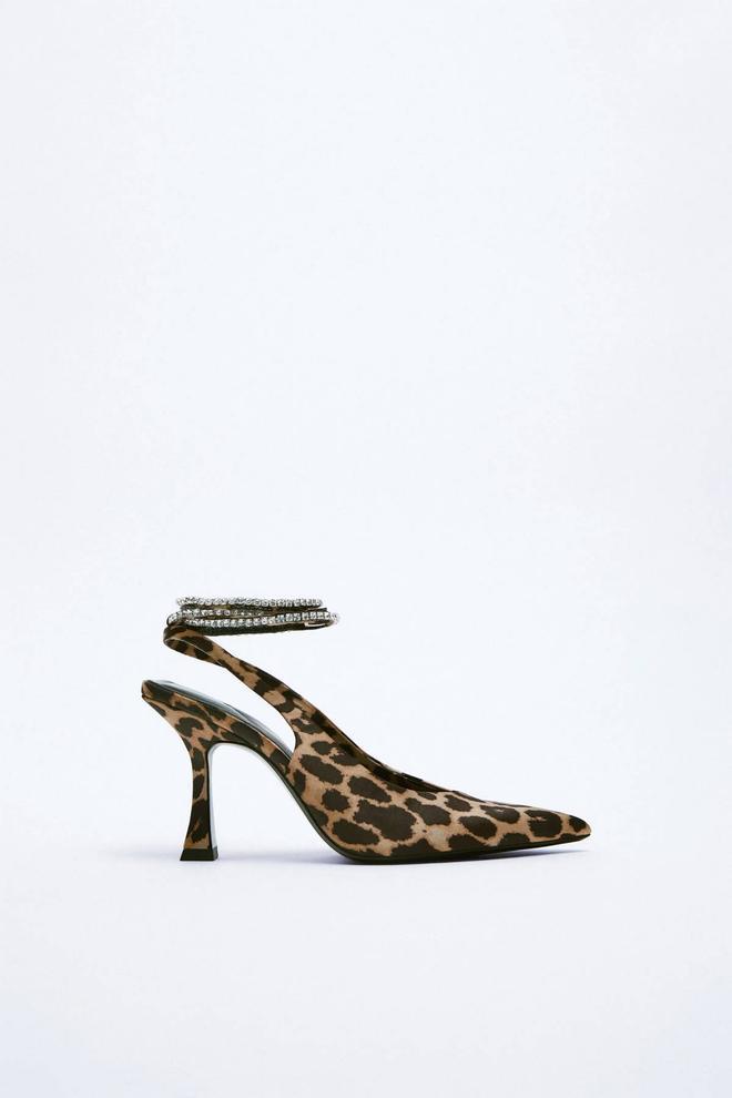 Zapato de tacón destalonado 'animal print' con detalles joya de Zara