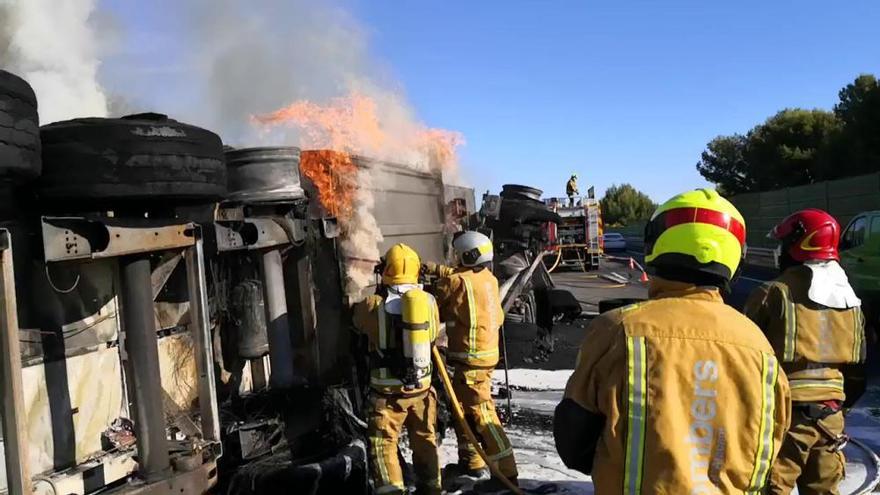 Un muerto en Tibi al salirse el camión que conducía de la autovía e incendiarse