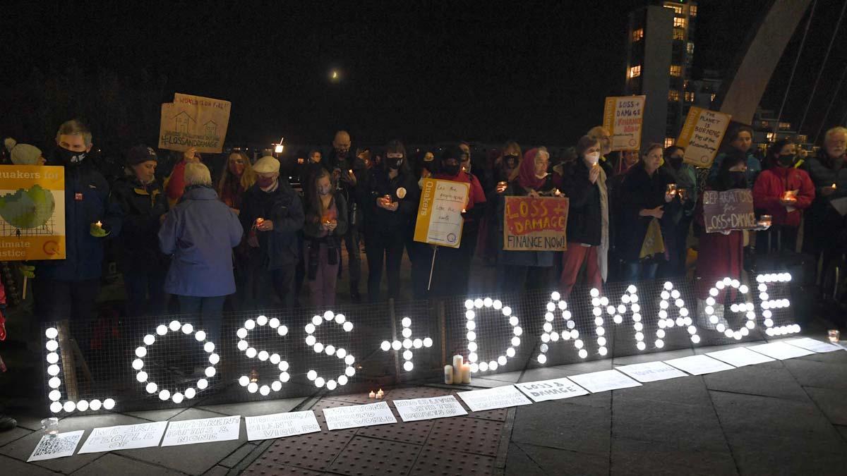 Activistas por el clima celebran una vigilia en honor de las personas que están sufriendo de forma más severa el impacto de la crisis climática en el mundo