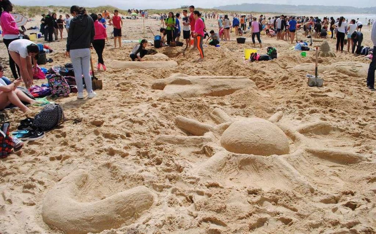 El espacio sideral inspira las esculturas de arena de un millar de alumnos gallegos