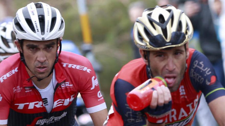 Vicenzo Nibali, en una imagen de archivo con el ya retirado Alberto Contador.