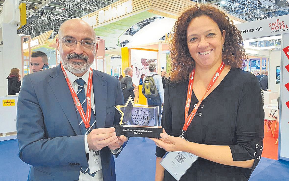 Andreu Serra y Catalina Cladera con el premio Star Awards 2022 a Mallorca como destino estrella para vacaciones familiares de Travel Bulletin.