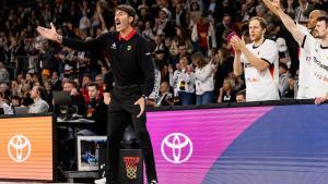 Álex Mumbrú, visiblemente delgado, regresó con muchas ganas al banquillo de Alemania