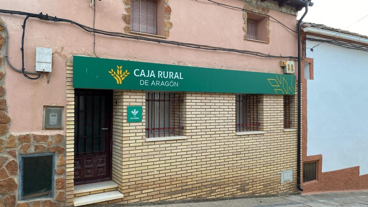 Una oficina de la Caja Rural de Aragón en Tosos, uno de los municipios más pequeños de Aragón con una sede bancaria.