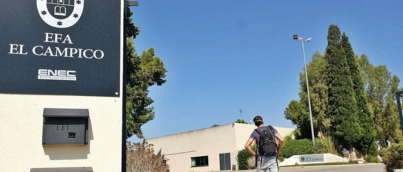 Imagen desde el exterior del acceso a la EFA El Campico de Jacarilla. ÁXEL ÁLVAREZ