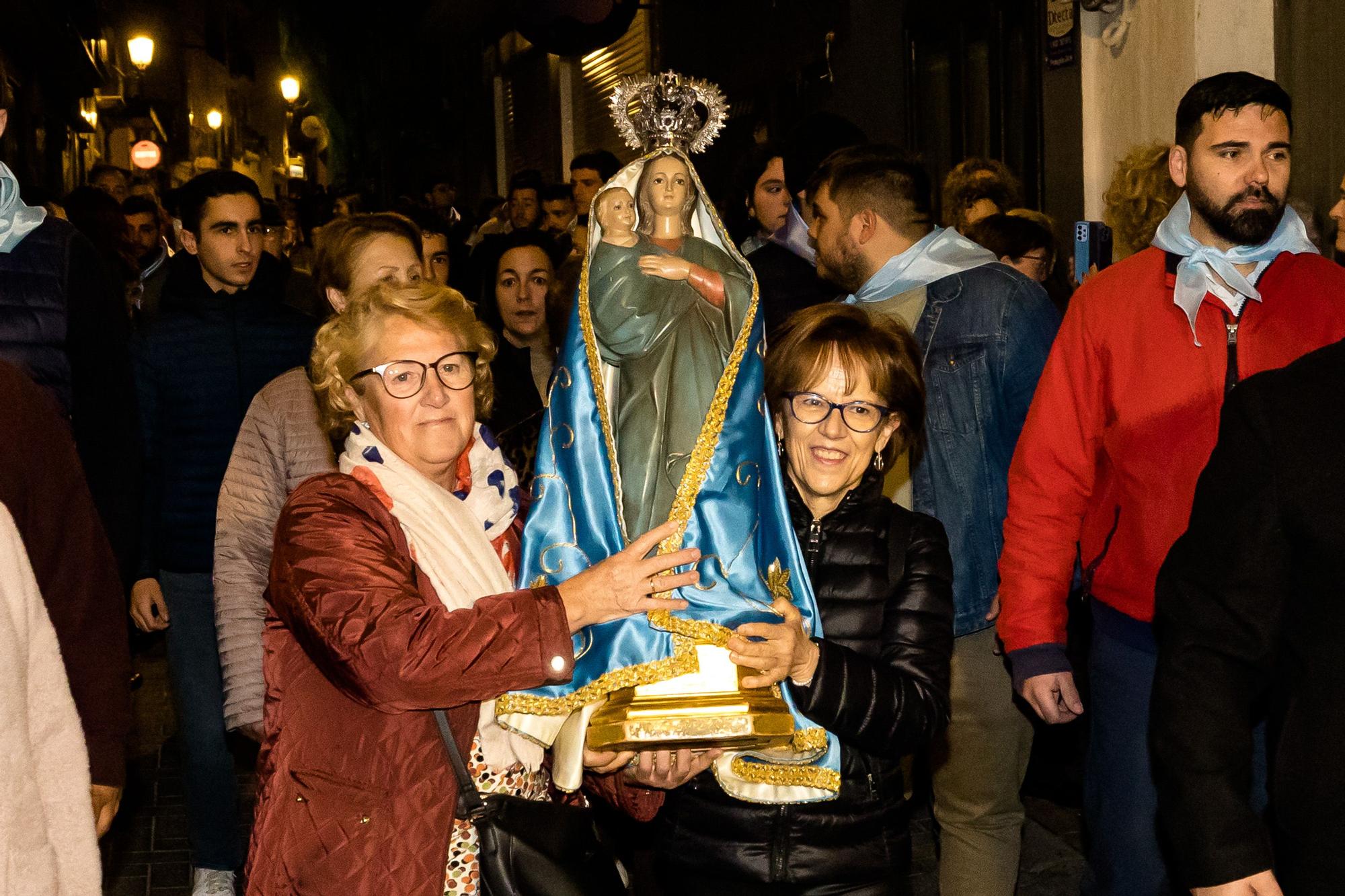 Devoción en Benidorm en la procesión de L'Alba