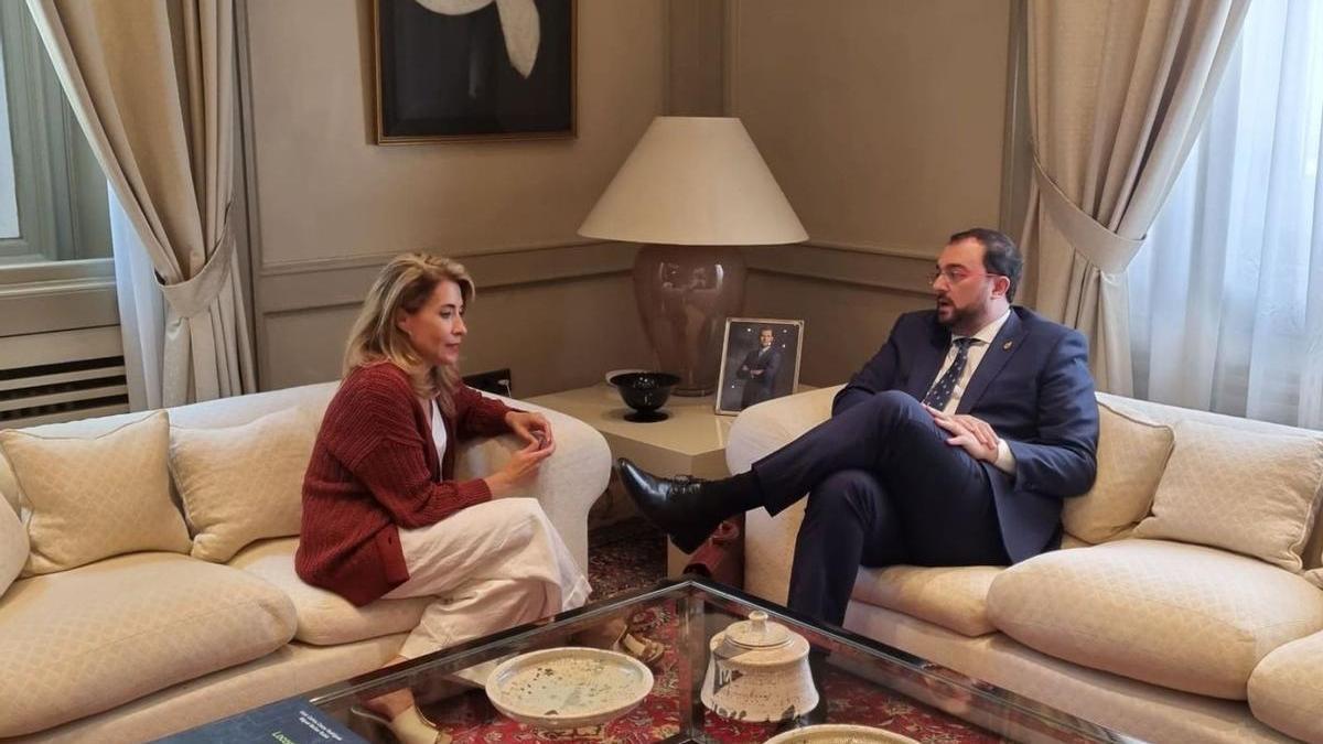 El presidente Adrián Barbón, durante la reunión con la ministra de Transportes, Raquel Sánchez.