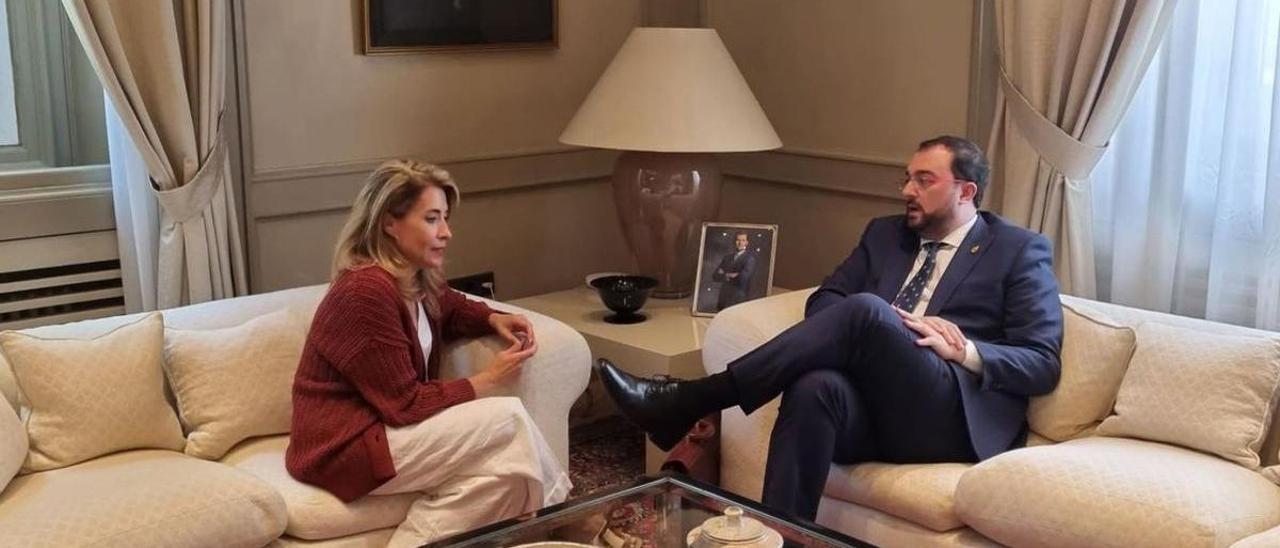 El presidente Adrián Barbón, durante la reunión con la ministra de Transportes, Raquel Sánchez.