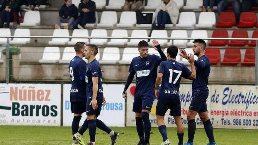 Los jugadores gallegos celebran un gol en la fase previa. // FDV