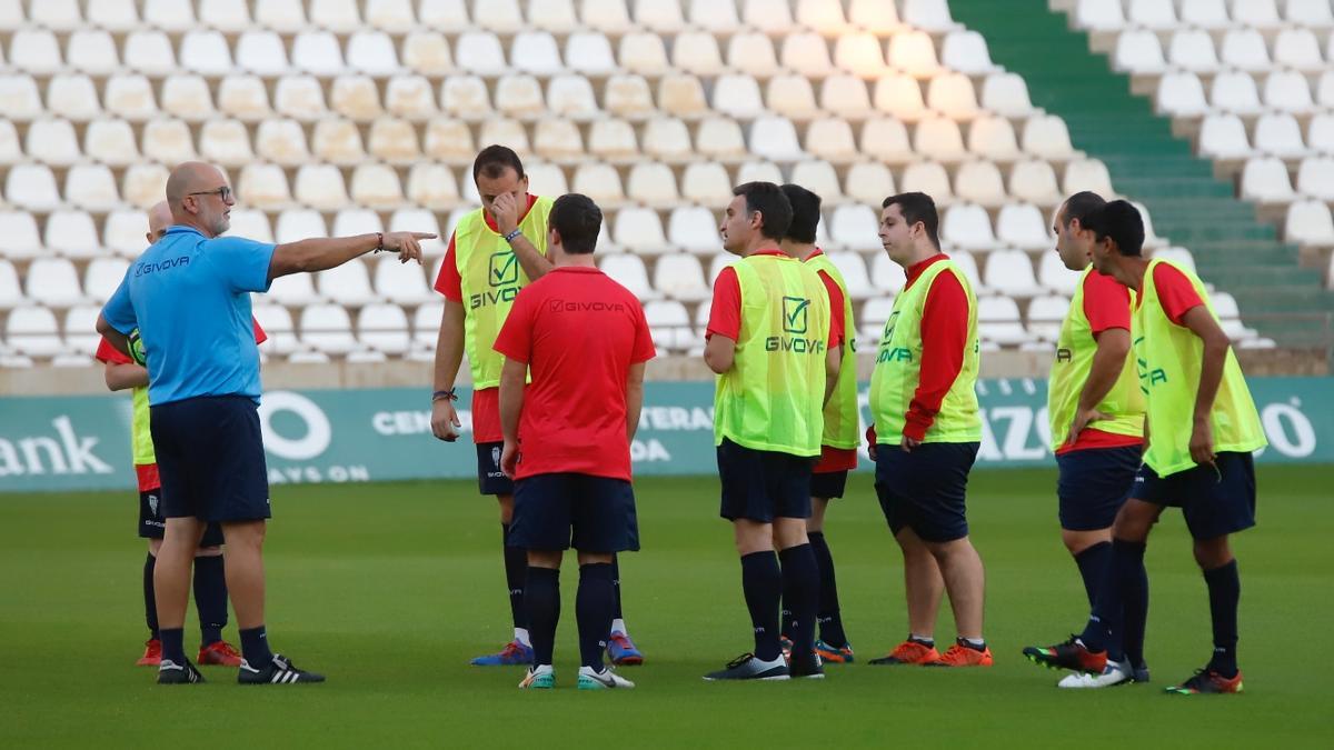 Un entrenamiento del Córdoba CF Genuine.