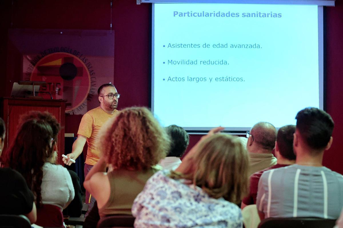 La Policía Nacional forma a voluntarios para la visita del papa