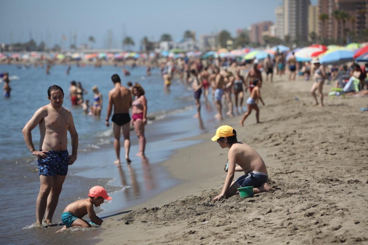 Los cordobeses regresan a las playas de Fuengirola ante la nueva normalidad