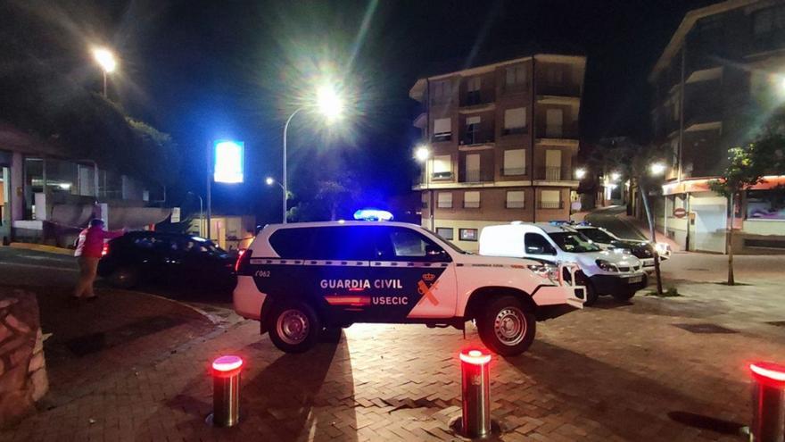 Vehículos de la Unidad de Seguridad Ciudadana de la Guardia Civil en un control nocturno.