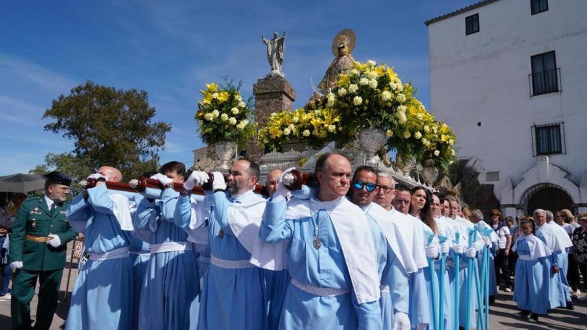 Hermanos de la Montaña, en la procesión de bajada.