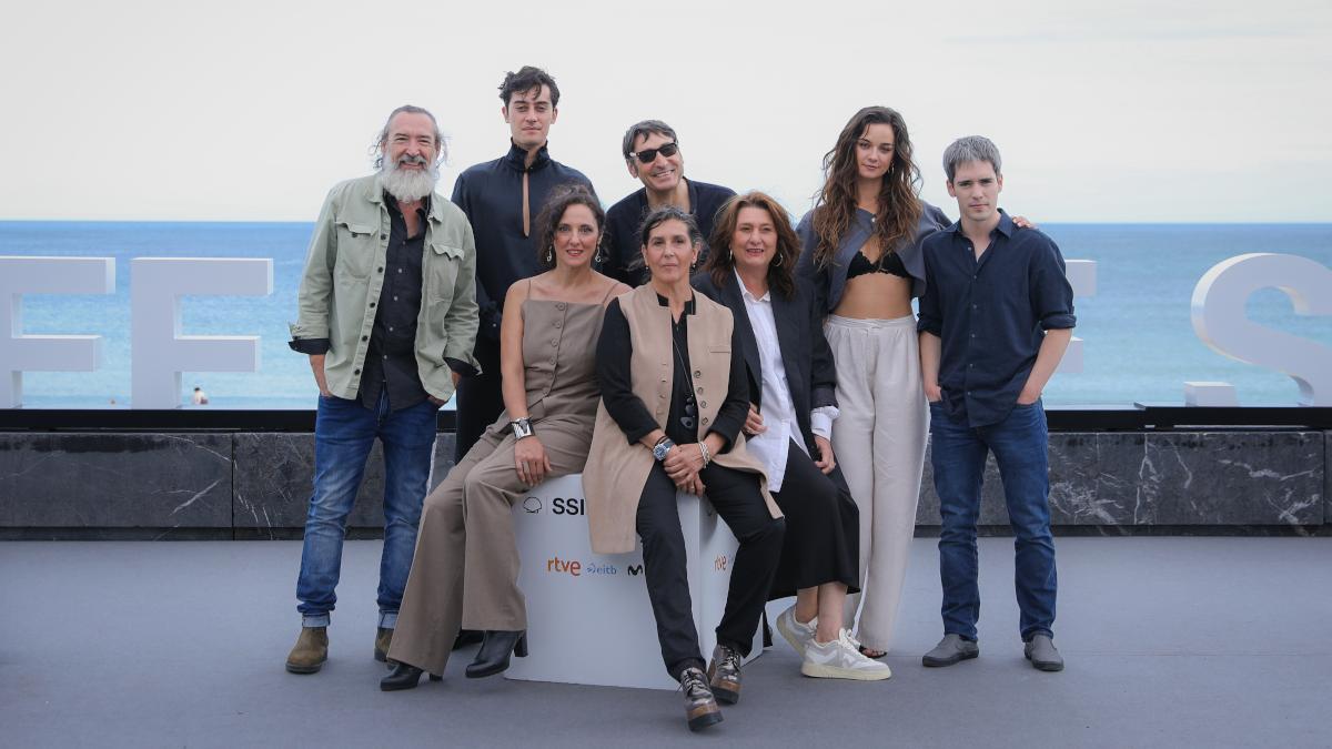 Algunos de los actores y la directora de la serie 'La sombra de la tierra'.