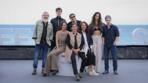 Algunos de los actores y la directora de la serie La sombra de la tierra.