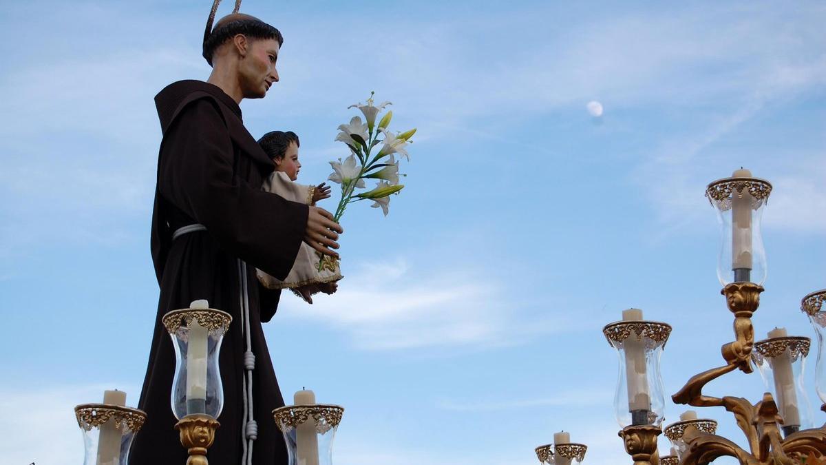 Imagen de San Antonio de la hermandad de los Dolores de Torreblanca, que está en  cultos. / Serra Fotografía