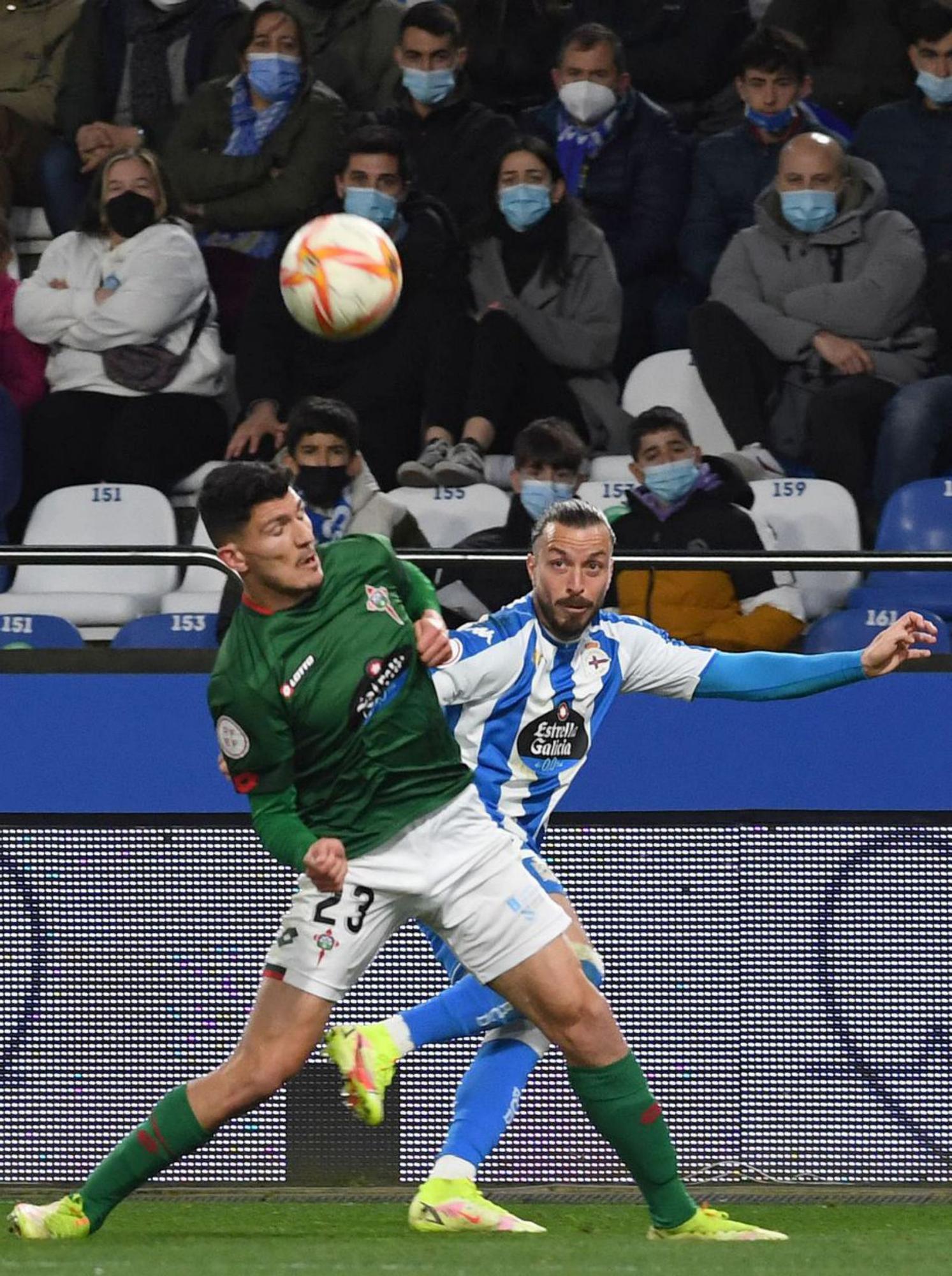 Héctor centra con la oposición de Loureiro en el Dépor-Racing. |  // C. P.